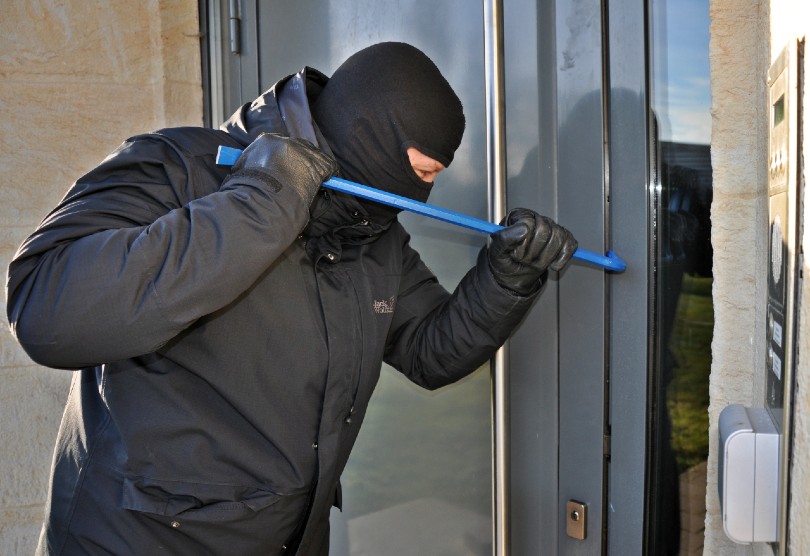 Inbreker die deur probeert te forceren